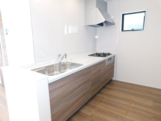 愛西市諸桑町郷城の新築一戸建のキッチン|◇キッチン◇　　人造大理石カウンター・浄水機能付ハンドシャワー・静音仕様シンク・スローインクローズレール・Ｓｉセンサーコンロ（３口）・床下収納庫