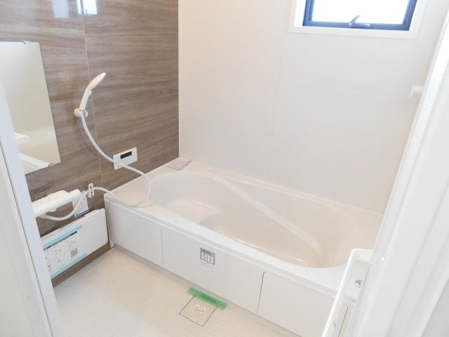 愛西市諸桑町郷城の新築一戸建の浴室|◇浴室◇　　広い１坪サイズ（ＬＩＸＩＬ）・浴室暖房乾燥機・断熱浴槽・エコベンチ浴槽・お手入れ楽々カウンター・キレイサモフロア・オートバス・バリアフリーバス・追い焚き・浴室窓あり