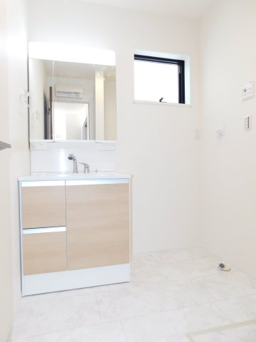 愛西市諸桑町郷城の新築一戸建の独立洗面台|◇洗面室◇　　三面鏡シャンプードレッサー　くもり止め仕様