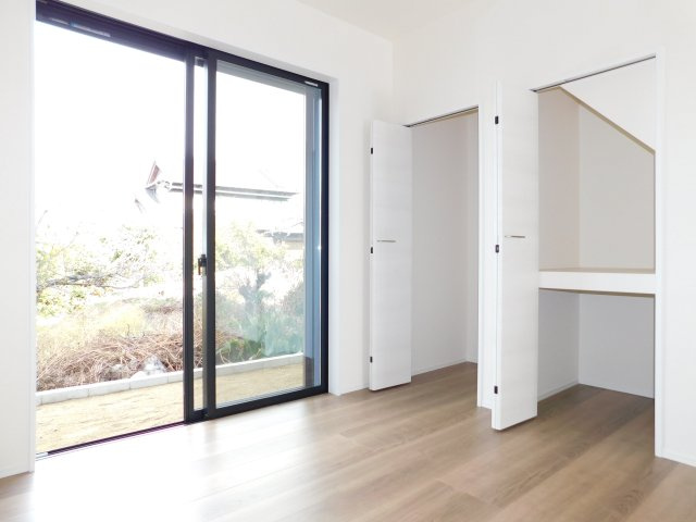 愛西市諸桑町郷城の新築一戸建の洋室|◇１階洋室◇　　明るい洋室５．０帖　収納２ヶ所完備！　