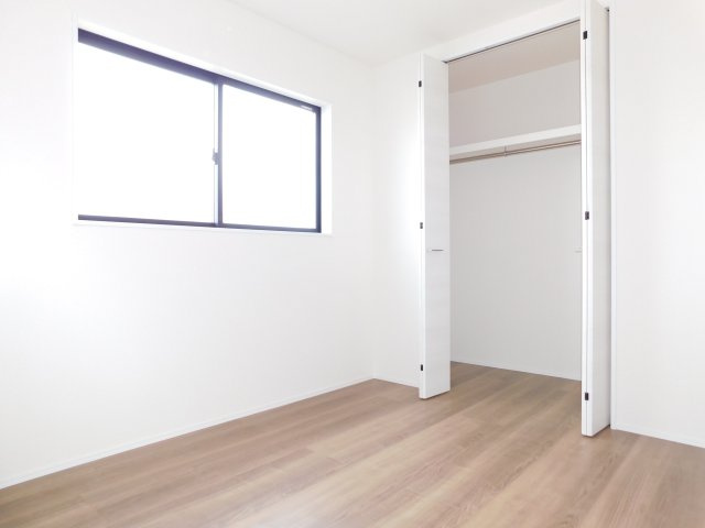 愛西市諸桑町郷城の新築一戸建の洋室|◇２階洋室◇　　明るい洋室５．５帖　全居室収納完備！　