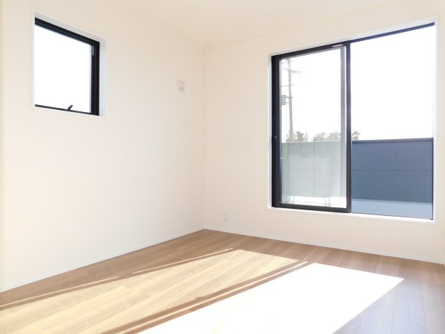 愛西市諸桑町郷城の新築一戸建の洋室|◇２階洋室◇　　南面で明るい洋室５．４４帖　全居室収納完備！　バルコニー利用可♪　