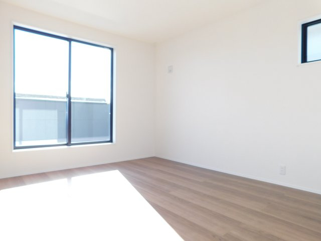 愛西市諸桑町郷城の新築一戸建の洋室|◇２階洋室◇　　南面で明るい洋室７．０帖　ウォークインクローゼット完備！　バルコニー利用可♪