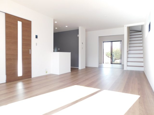 愛西市諸桑町郷城の新築一戸建の居間・リビング|◇リビング◇　　南面で明るいリビング１７．８８帖　洋室と続き間で２２．８８帖の広々空間になります♪