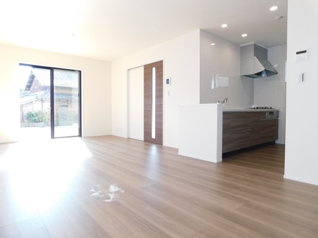 愛西市諸桑町郷城の新築一戸建の居間・リビング|◇リビング◇　　南面で明るいリビング１７．８８帖　調理に集中できる独立キッチン♪　