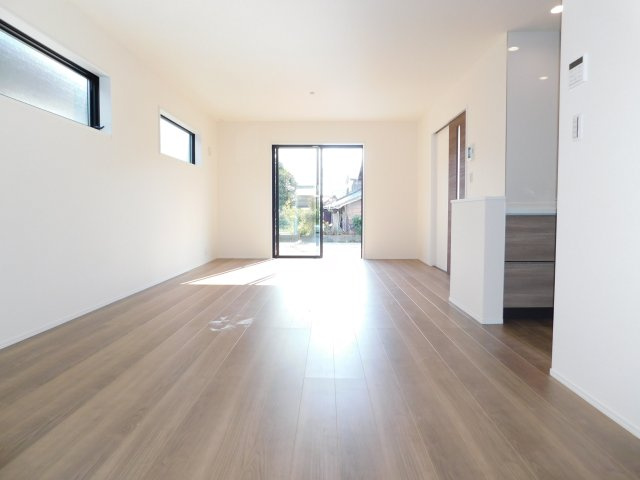 愛西市諸桑町郷城の新築一戸建の居間・リビング|◇リビング◇　　南面で明るいリビング１８．２５帖　心地のよい開放的な空間♪