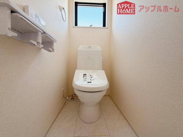 【新築住宅】熊谷市末広 第5 全2棟のトイレ|白を基調とした清潔感のある明るい空間。温水洗浄便座付きで、毎日快適・清潔に使用できます。操作しやすい壁面リモコンを採用しています。