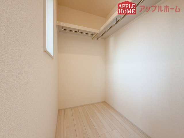 【新築住宅】熊谷市末広 第5 全2棟の収納|お洋服を大切にされる方に大変喜ばれる、ウォークインクローゼット。お洋服以外にも掃除機やスーツケースなどを一箇所に集約できるのは魅力ですね！扉が一箇所ですので、お部屋の見た目にもスッキリ！