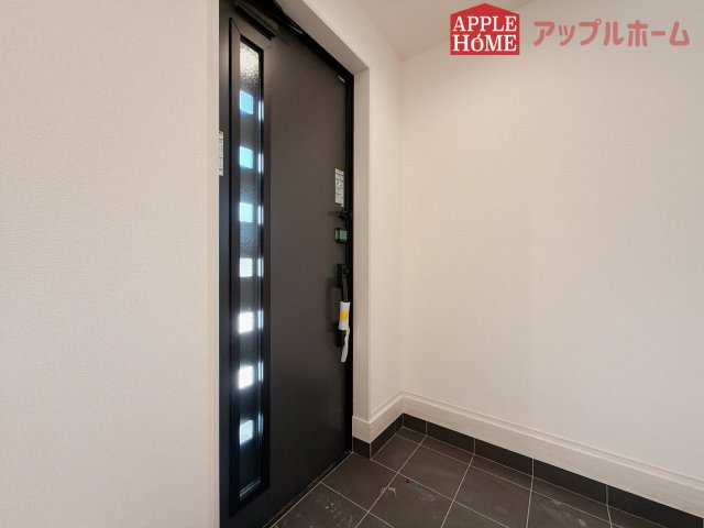 【新築住宅】熊谷市末広 第5 全2棟の玄関|ご家族皆様の靴やお手入れ用品を収納できる収納棚を設置！お家に出会う人々を迎える玄関だからこそ、常に整理整頓しておきたいですね♪