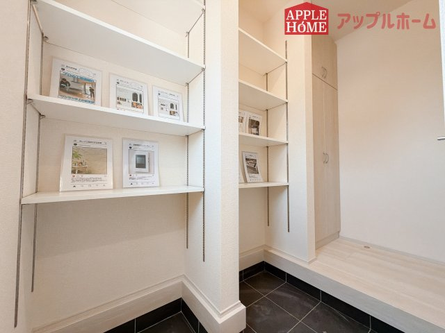【新築住宅】熊谷市末広 第5 全2棟の玄関|ご家族皆様の靴やお手入れ用品を収納できる収納棚を設置！お家に出会う人々を迎える玄関だからこそ、常に整理整頓しておきたいですね♪