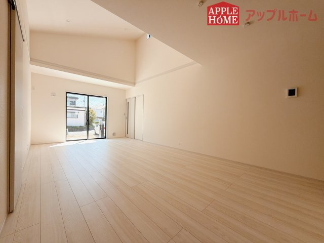 【新築住宅】熊谷市末広 第5 全2棟の居間・リビング|窓から差し込む光で家族を温かく包み込みます。明るいリビングで子育てする喜びを☆いつでも見学可能です！