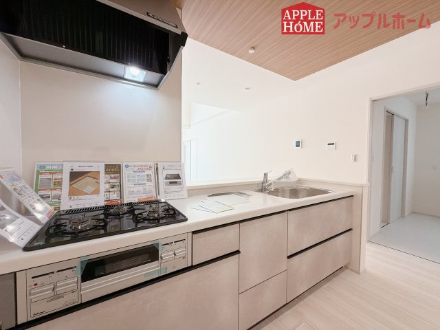 【新築住宅】熊谷市末広 第5 全2棟のキッチン|キッチンから部屋中が見守れるので、小さなお子様がいるご家庭でも安心です。シンプル×ナチュラルな温かい空間は、どんなスタイルの家具も合わせやすいお部屋です。