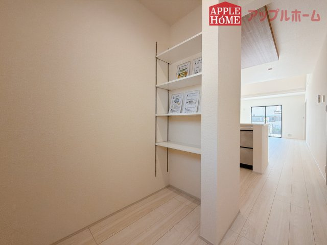 【新築住宅】熊谷市末広 第5 全2棟の収納|キッチン裏にパントリーあります♪