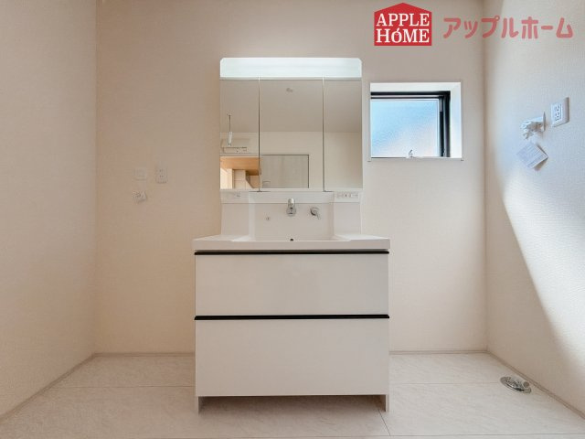 【新築住宅】熊谷市末広 第5 全2棟の独立洗面台|三面鏡付きの洗面化粧台ですので、たっぷりと収納いただけます。白を基調とした清潔感のある快適空間です。毎日の身支度も気持ち良くお使い頂けます！！