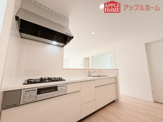 【新築住宅】吉見町東野第20 全3棟のキッチン|キッチンからのママ目線はコチラ♪キッチンは開放感もありリビング全体が見渡せますね♪広くて明るいキッチンは大変使いやすくなっております。