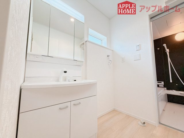 【新築住宅】吉見町東野第20 全3棟の独立洗面台|三面鏡付きの洗面化粧台ですので、たっぷりと収納いただけます。白を基調とした清潔感のある快適空間です。毎日の身支度も気持ち良くお使い頂けます！！