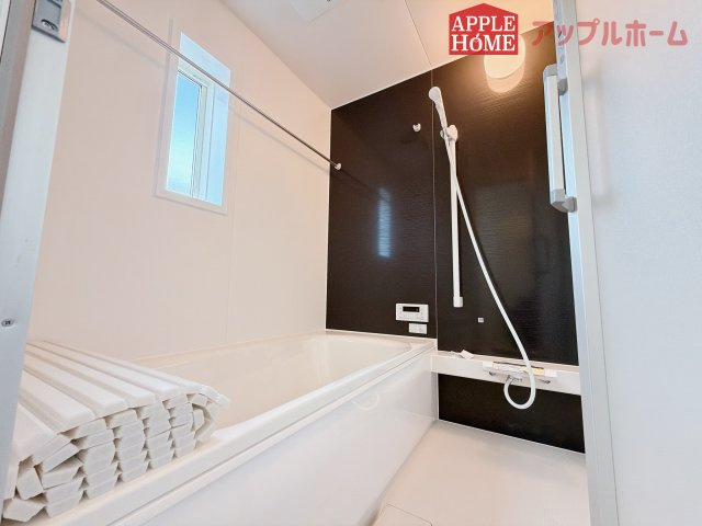 【新築住宅】吉見町東野第20 全3棟の浴室|窓付きのバスルームは、採光もあり明るく気持ちの良い空間です。窓があることで、換気環境も良好。掃除もスムーズに出来ます