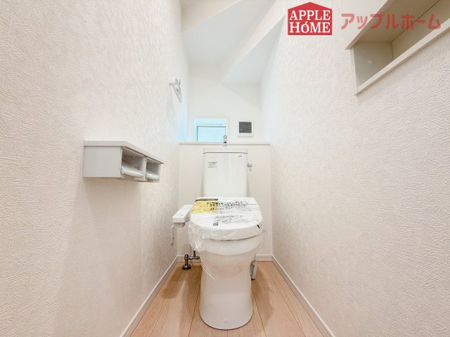 【新築住宅】吉見町東野第20 全3棟のトイレ|温水洗浄器付き便座を標準装備してます♪窓付きで明るく、快適空間となっております。毎日使う場所だからこその配慮です。