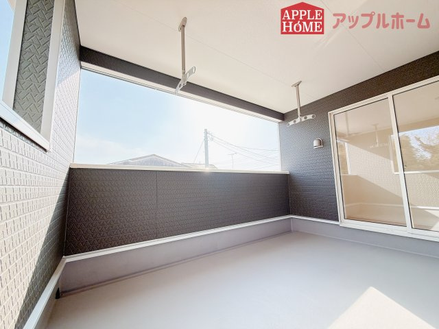 【新築住宅】吉見町東野第20 全3棟のバルコニー|インナーバルコニーで突然の雨でも安心♪直射日光を防げるので、紫外線を気にせず自然の光や風を感じながら日光浴もできちゃいます♪
