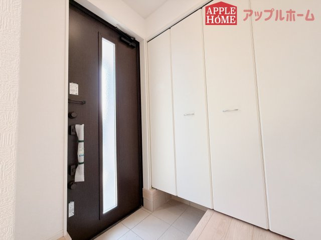 【新築住宅】吉見町東野第20 全3棟の玄関|ご家族皆様の靴やお手入れ用品を収納できる収納棚を設置！お家に出会う人々を迎える玄関だからこそ、常に整理整頓しておきたいですね♪