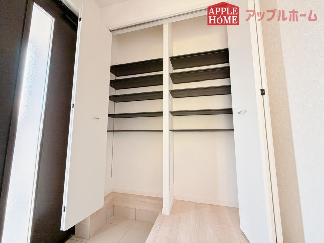 【新築住宅】吉見町東野第20 全3棟の玄関|明るく清潔感のある玄関でお客様を迎えるスペースをパッと明るい印象に！大容量の収納力で大家族の履物もすっきり収納できます♪