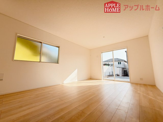 【新築住宅】吉見町東野第20 全3棟の居間・リビング|窓から差し込む光で家族を温かく包み込みます。明るいリビングで子育てする喜びを☆いつでも見学可能です！