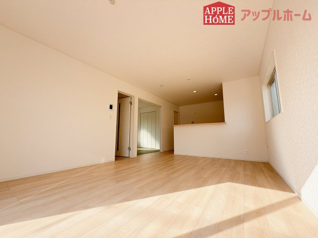 【新築住宅】吉見町東野第20 全3棟の居間・リビング|家族の会話が弾む明るく広々したリビング！窓から差し込む光の温かさを一度ご体感ください☆いつでもお気軽にお問合せOKです！TEL「0120-466263」