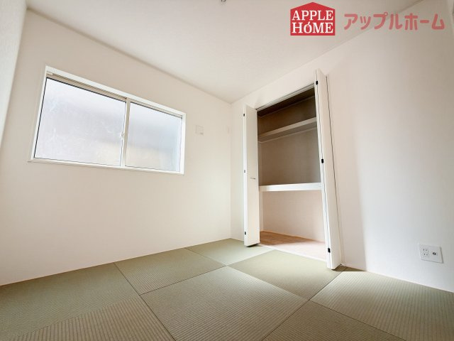 【新築住宅】吉見町東野第20 全3棟の和室|クローゼット付きの洋風和室は、収納スペースが豊富で部屋全体がすっきりと片付きやすいのが特徴です。衣類や荷物を整理しやすく、生活感を抑えた洗練された空間を保てます。