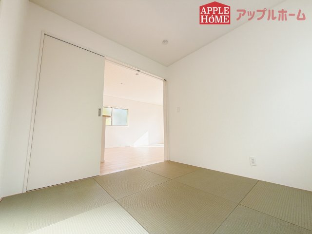 【新築住宅】吉見町東野第20 全3棟の和室|クローゼット付きの洋風和室は、収納スペースが豊富で部屋全体がすっきりと片付きやすいのが特徴です。衣類や荷物を整理しやすく、生活感を抑えた洗練された空間を保てます。