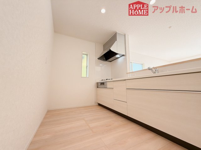 【新築住宅】吉見町東野第20 全3棟のキッチン|キッチンから部屋中が見守れるので、小さなお子様がいるご家庭でも安心です。シンプル×ナチュラルな温かい空間は、どんなスタイルの家具も合わせやすいお部屋です。