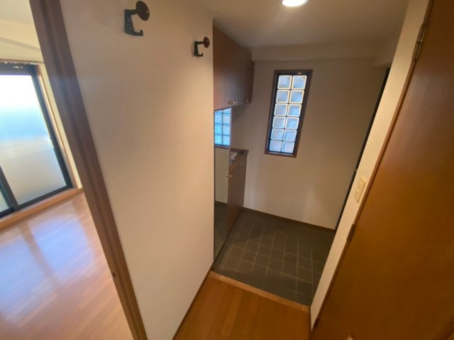 サニーフォレスト藤原壱番館の玄関