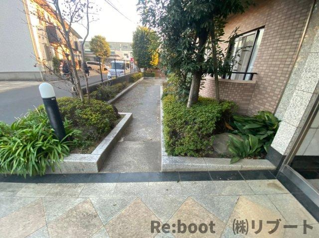 サニーフォレスト藤原壱番館のエントランス