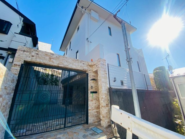 【外観】 | 板橋区大谷口２丁目　中古戸建て | 堂々とした佇まいが印象的な邸宅、訪れる人々を優雅に迎えます