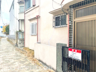 【玄関】 | 尼崎市蓬川町中古戸建 | 玄関前の歩道部分です！