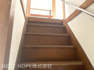 【内装】 | 尼崎市蓬川町中古戸建 | ２階への階段です♪手すり付きで昇り降りも安心・安全です！