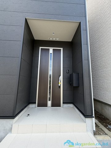 平塚市御殿第18　新築戸建　全8棟8号棟の玄関