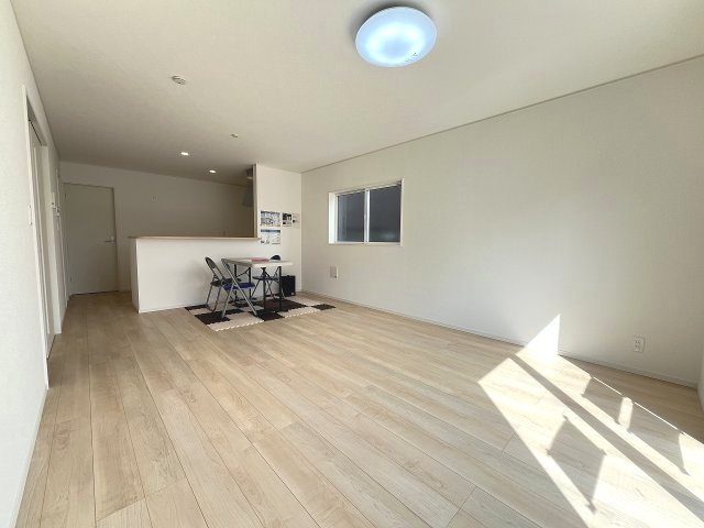 【内装】 | 福岡市西区野方5丁目第15　1号棟（全2棟）【仲介手数料無料・0円】 | 施工例。リビングです。施工例は完成時と異なる場合があります。