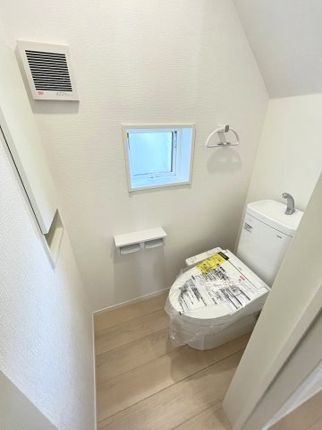 【内装】 | 福岡市西区野方5丁目第15　2号棟（全2棟）【仲介手数料無料・0円】 | 施工例。1階のトイレです。施工例は完成時と異なる場合があります。