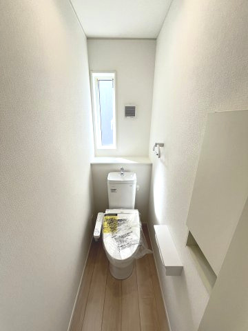 【内装】 | 福岡市西区野方5丁目第15　2号棟（全2棟）【仲介手数料無料・0円】 | 施工例。2階にもトイレです。施工例は完成時と異なる場合があります。