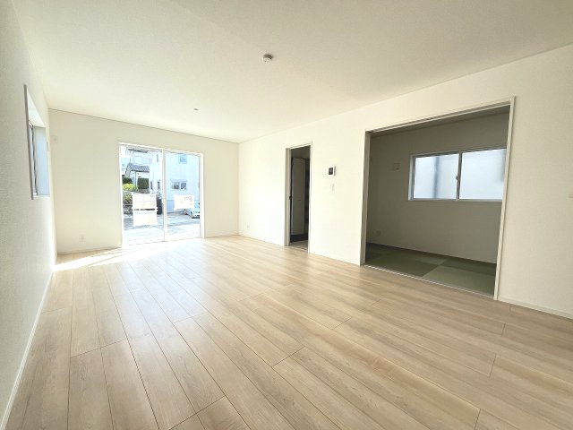 【内装】 | 福岡市西区野方5丁目第15　2号棟（全2棟）【仲介手数料無料・0円】 | 施工例。リビングです。施工例は完成時と異なる場合があります。