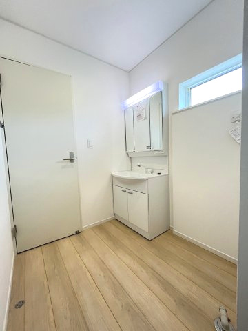 【洗面所】 | 福岡市西区野方5丁目第15　2号棟（全2棟）【仲介手数料無料・0円】 | 施工例。施工例は完成時と異なる場合があります。