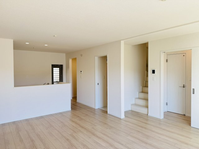 八王子市　下恩方町　新築一戸建て　４期の居間・リビング|～20.25帖の明るく開放感のあるLDK、家族団欒の時間をお過ごしいただけます～