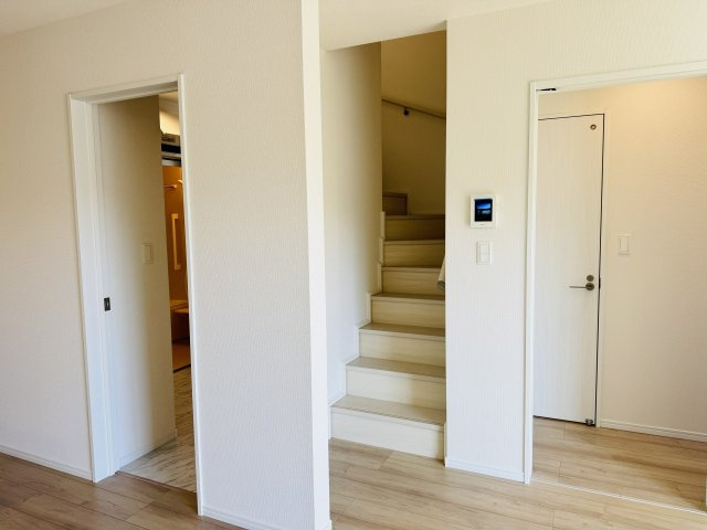 八王子市　下恩方町　新築一戸建て　４期の内装|～リビングに階段のある造り　ご家族と顔を合わせる機会が自然と増えます～