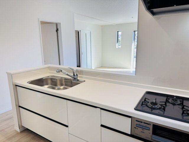 八王子市　下恩方町　新築一戸建て　４期のキッチン|～３口コンロと広い調理台でお料理が捗ります～