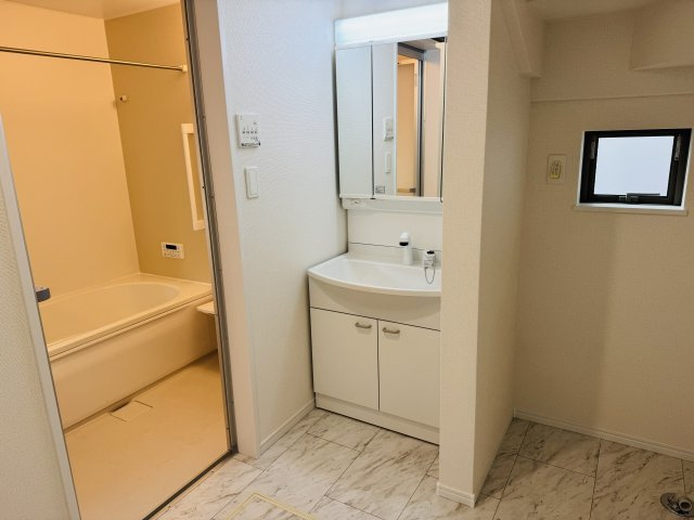 八王子市　下恩方町　新築一戸建て　４期の脱衣所|～窓付きで明るい洗面所　換気もしやすいです～