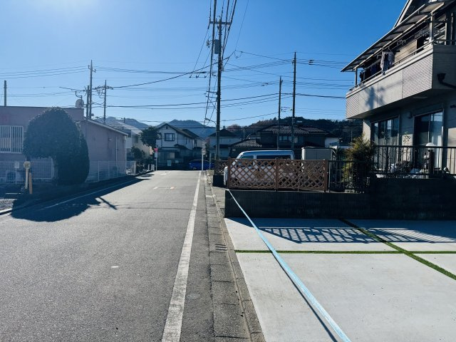八王子市　下恩方町　新築一戸建て　４期の前面道路含む現地写真|～南東6ｍ道路に面しているため陽当たり良好、駐車もしやすいです～