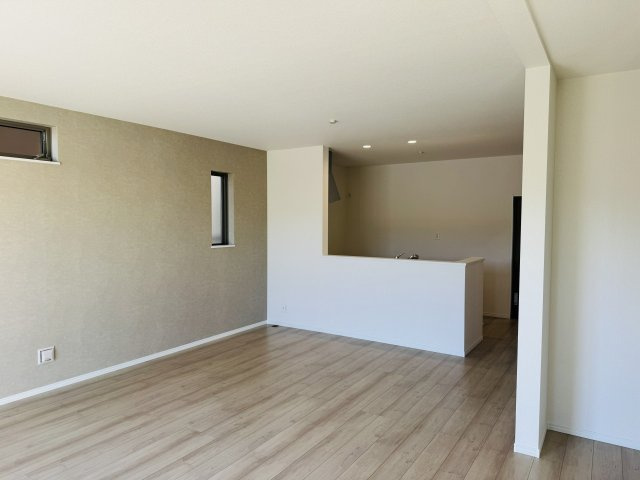 八王子市　下恩方町　新築一戸建て　４期の居間・リビング|～20.25帖の明るく開放感のあるLDK、家族団欒の時間をお過ごしいただけます～