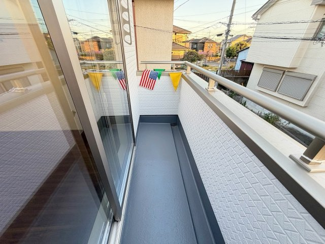 三郷市戸ケ崎1丁目　新築戸建　全1棟のバルコニー|南西向きバルコニーにて日当たり良好