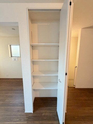 三郷市戸ケ崎1丁目　新築戸建　全1棟の収納|ストック品の収納にも便利なリビング収納です