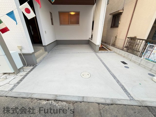 三郷市戸ケ崎1丁目　新築戸建　全1棟の駐車場|自転車をおいてもゆとりのある駐車スペースです